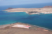 Durch eine Meeresenge von Lanzarote getrennt: die Insel La Graciosa (Foto: MartiN Schmitz)